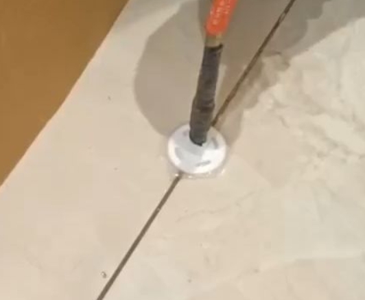 南山瓷砖空鼓维修公司专业解答瓷砖在铺贴过程中，如果没有涂抹均匀到位的粘结材料（如水泥砂浆或瓷砖胶），可能会导致以下问题